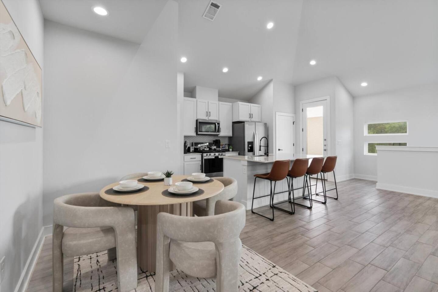 Luxury Combined Homes - Downtown Access - Balcony *