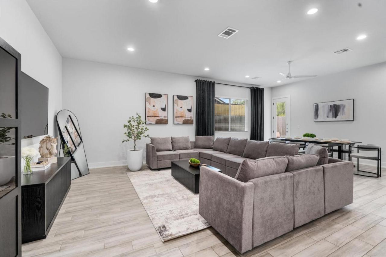 Luxury Combined Homes - Downtown Access - Balcony Holiday home *