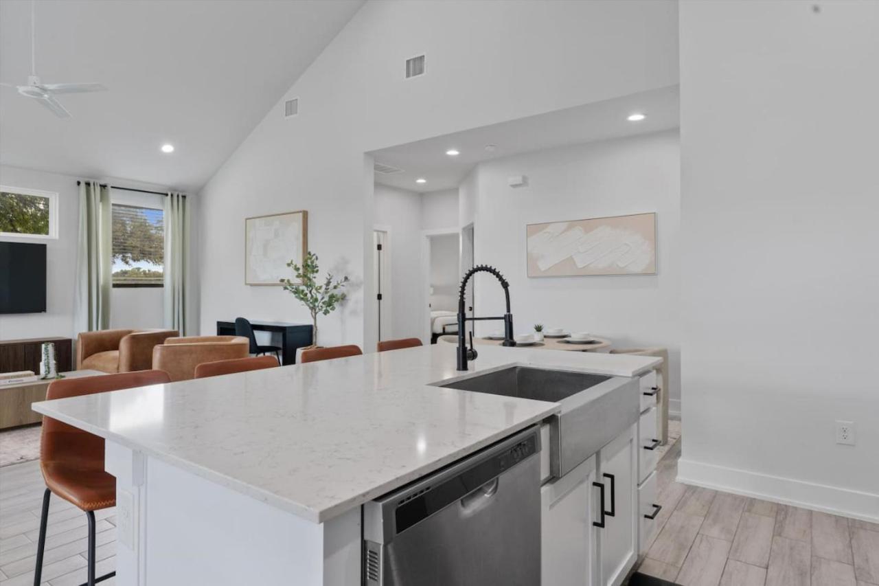 Holiday home Luxury Combined Homes - Downtown Access - Balcony Austin