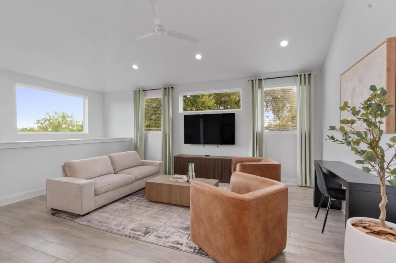 Luxury Combined Homes - Downtown Access - Balcony * Austin