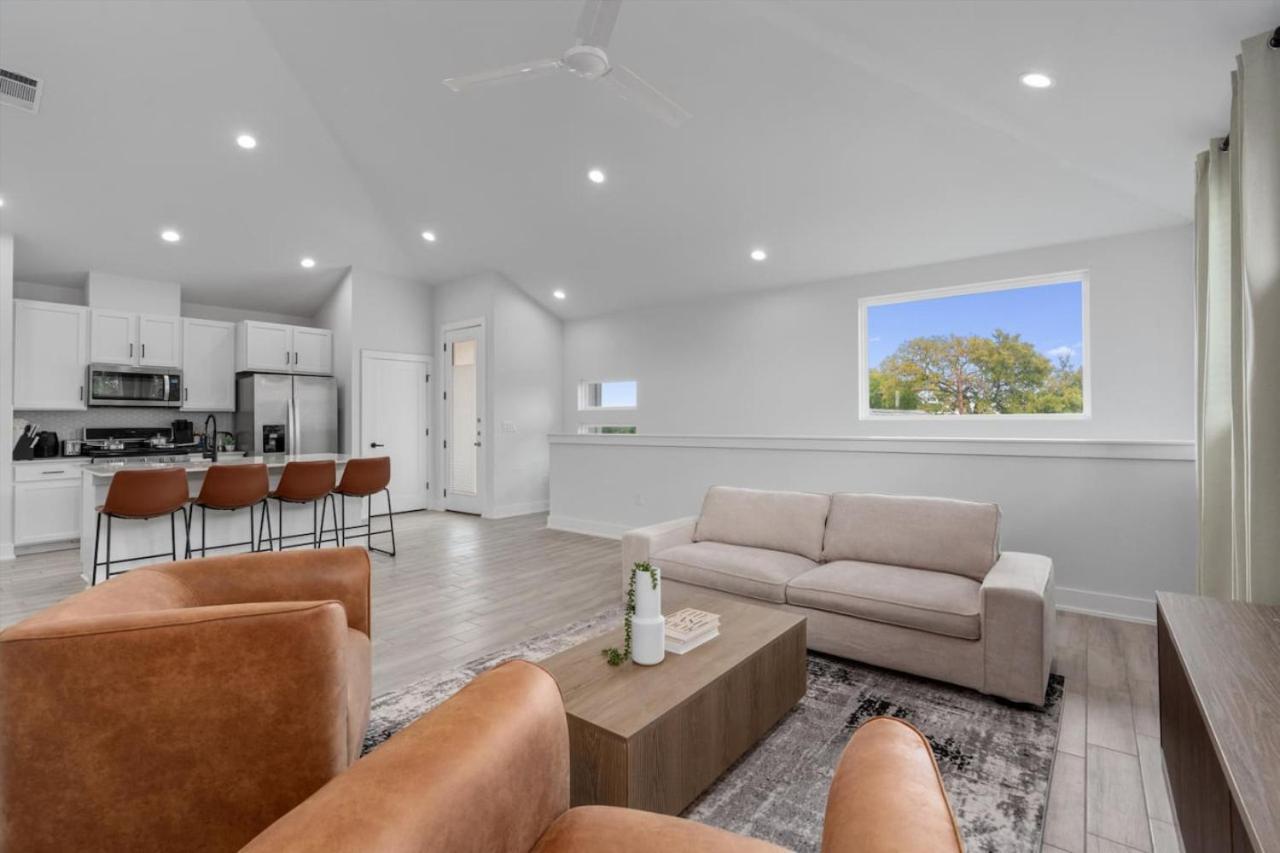 Luxury Combined Homes - Downtown Access - Balcony
