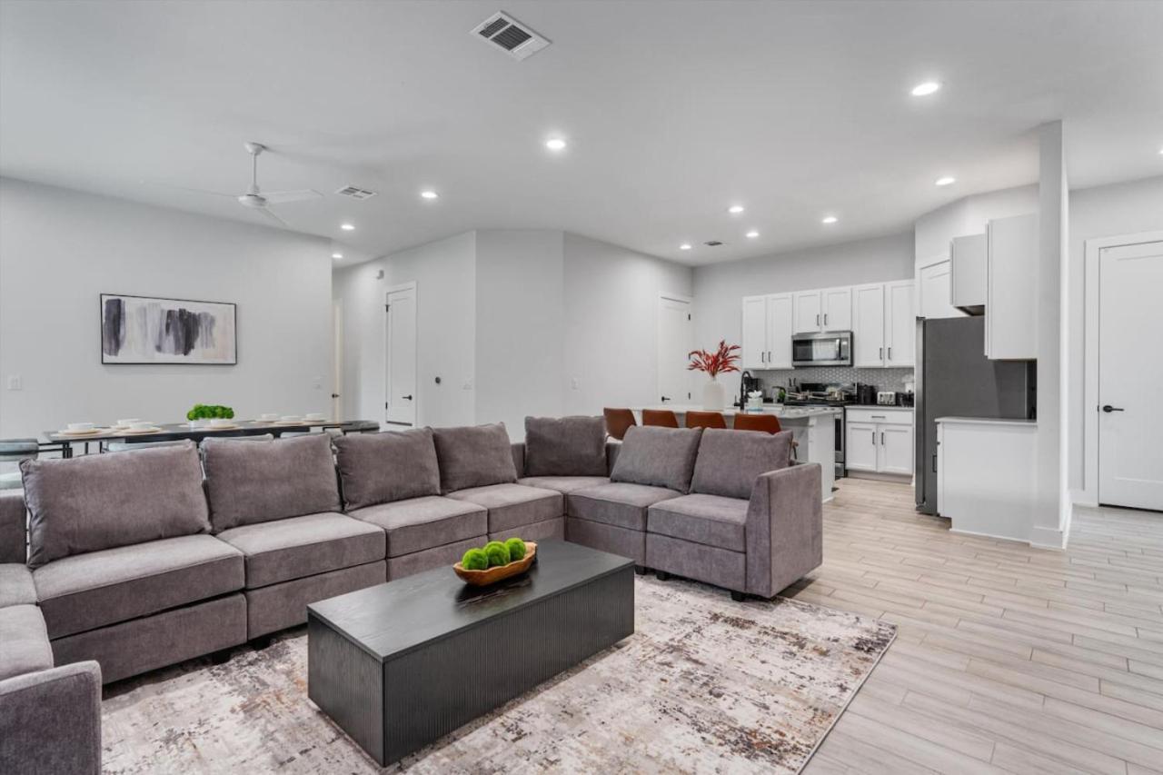 Holiday home Luxury Combined Homes - Downtown Access - Balcony Austin