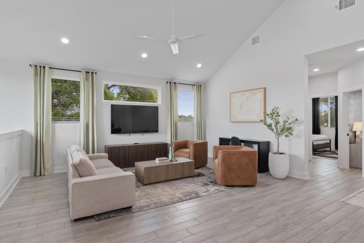 Luxury Combined Homes - Downtown Access - Balcony