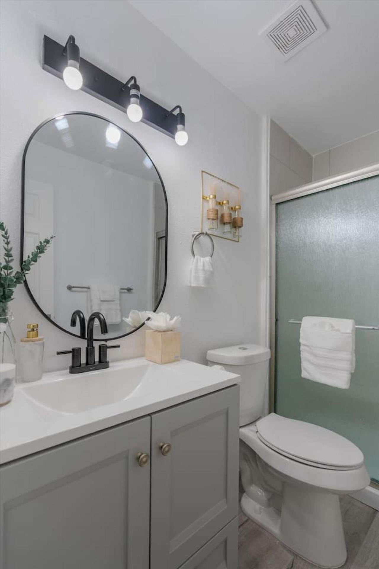 Luxury L Easy To Downtown L Balcony L Fireplace * Austin
