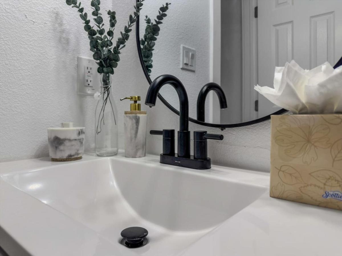 Luxury L Easy To Downtown L Balcony L Fireplace Holiday home Austin