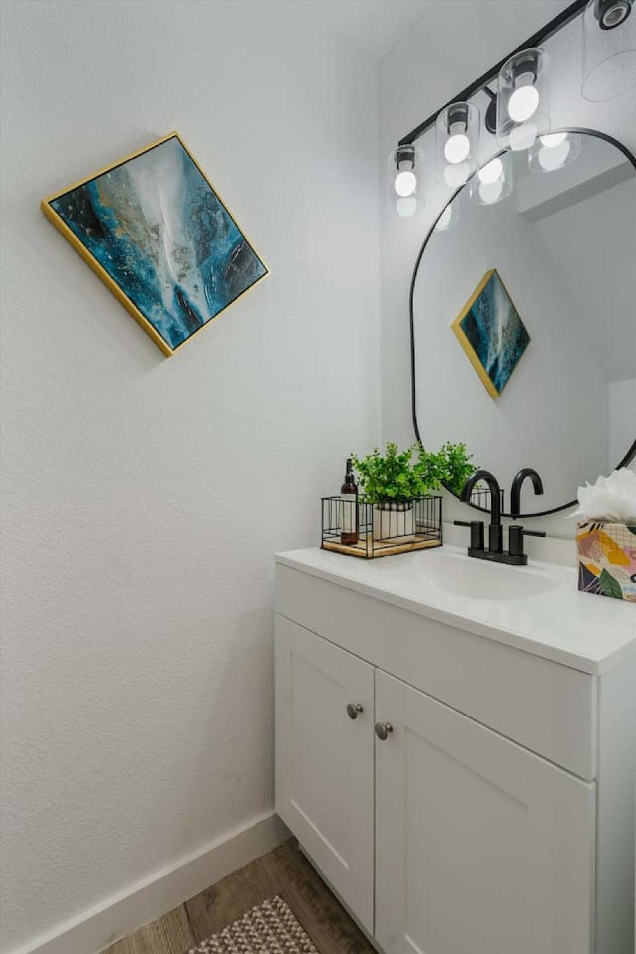 Luxury L Easy To Downtown L Balcony L Fireplace Holiday home