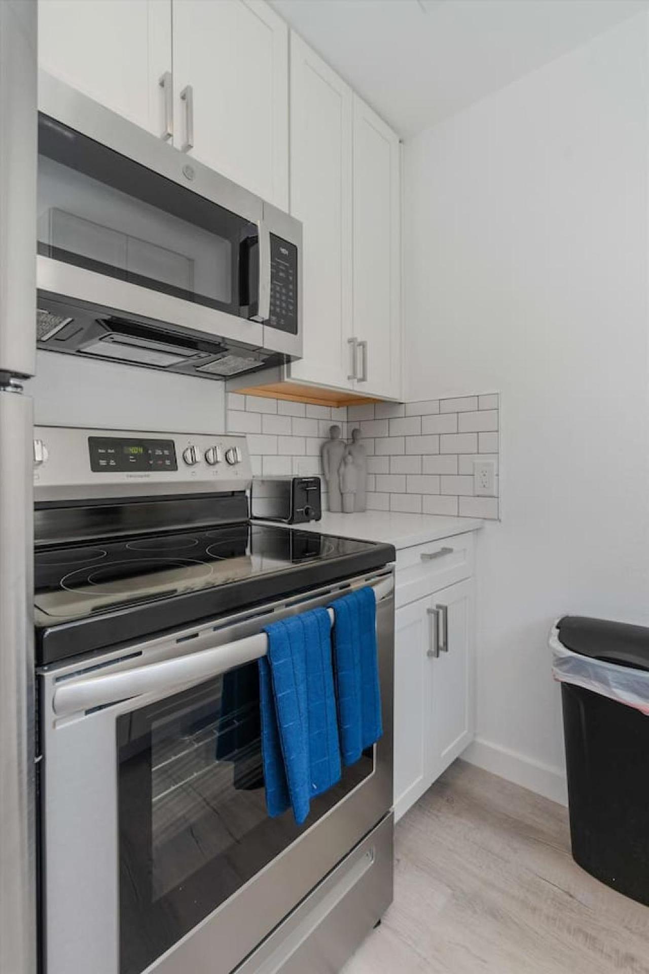 Luxury L Easy To Downtown L Balcony L Fireplace Holiday home *