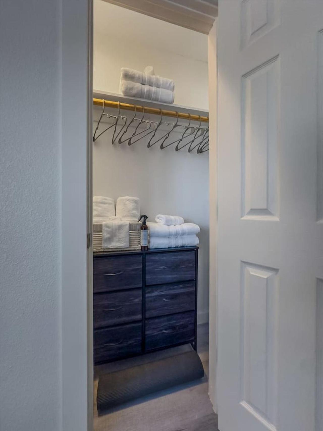 Luxury L Easy To Downtown L Balcony L Fireplace *