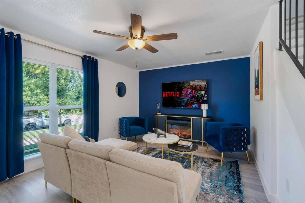 Luxury L Easy To Downtown L Balcony L Fireplace