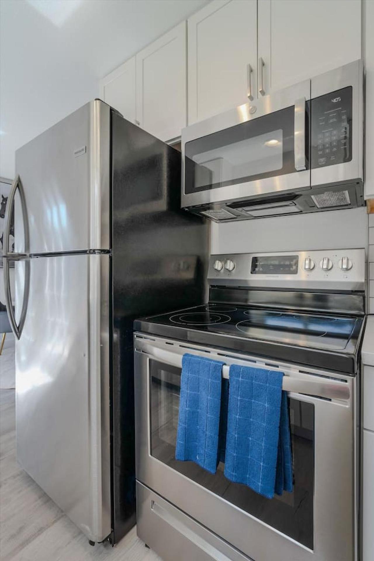 Luxury L Easy To Downtown L Balcony L Fireplace Holiday home Austin