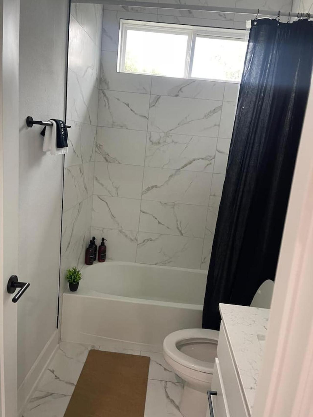 Luxurious Hidden Gem - Downtown Access - Balcony *