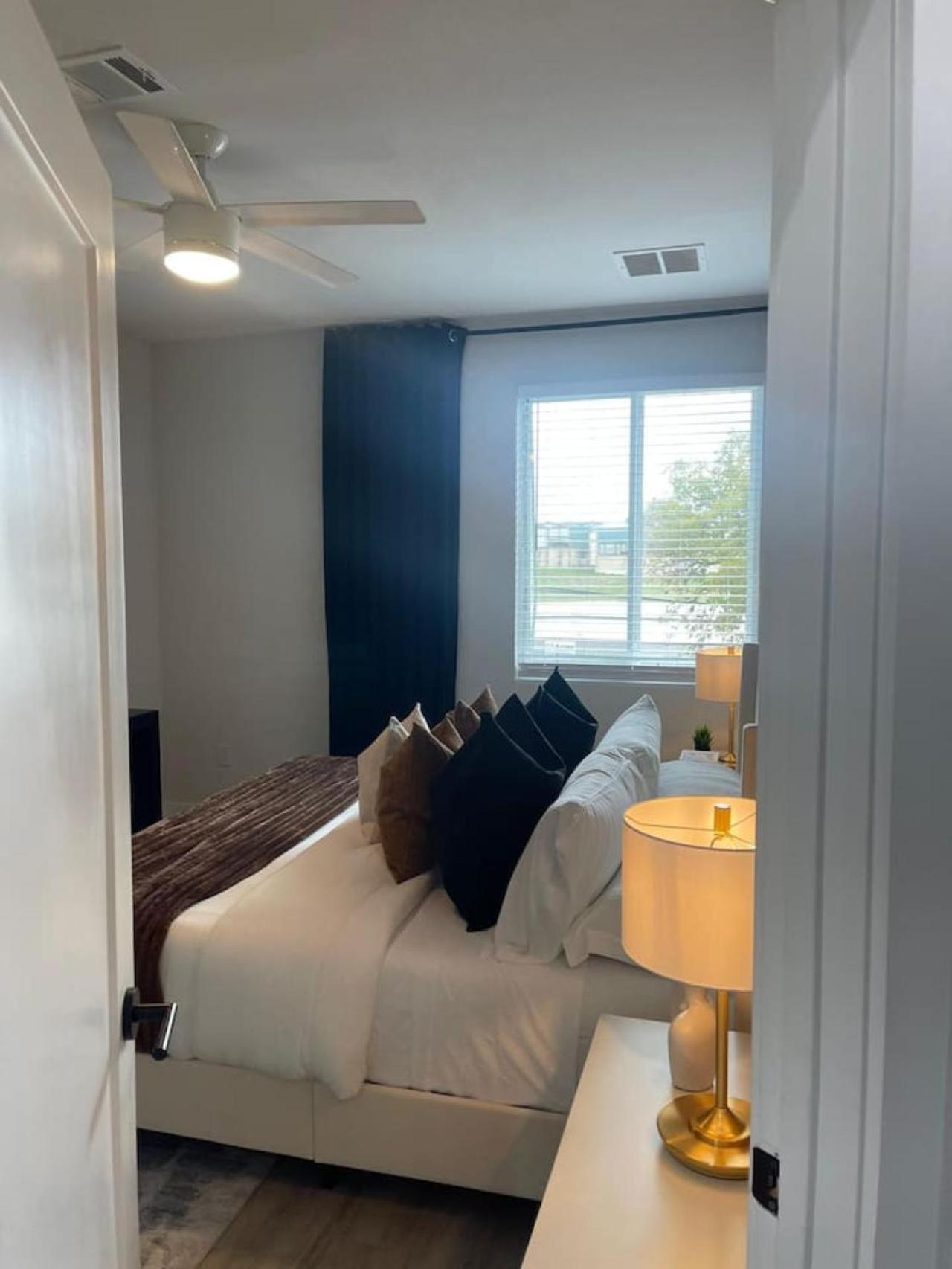 Luxurious Hidden Gem - Downtown Access - Balcony Holiday home