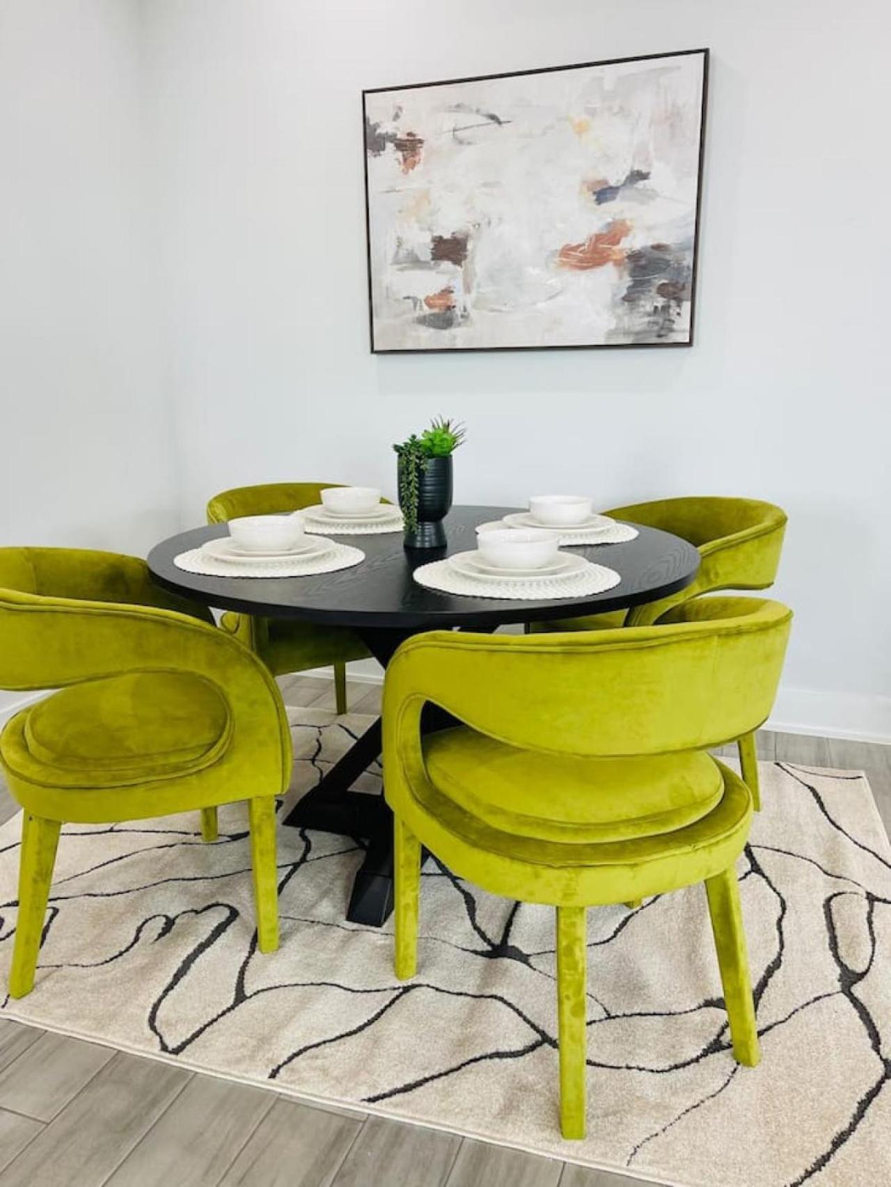 Luxurious Hidden Gem - Downtown Access - Balcony *