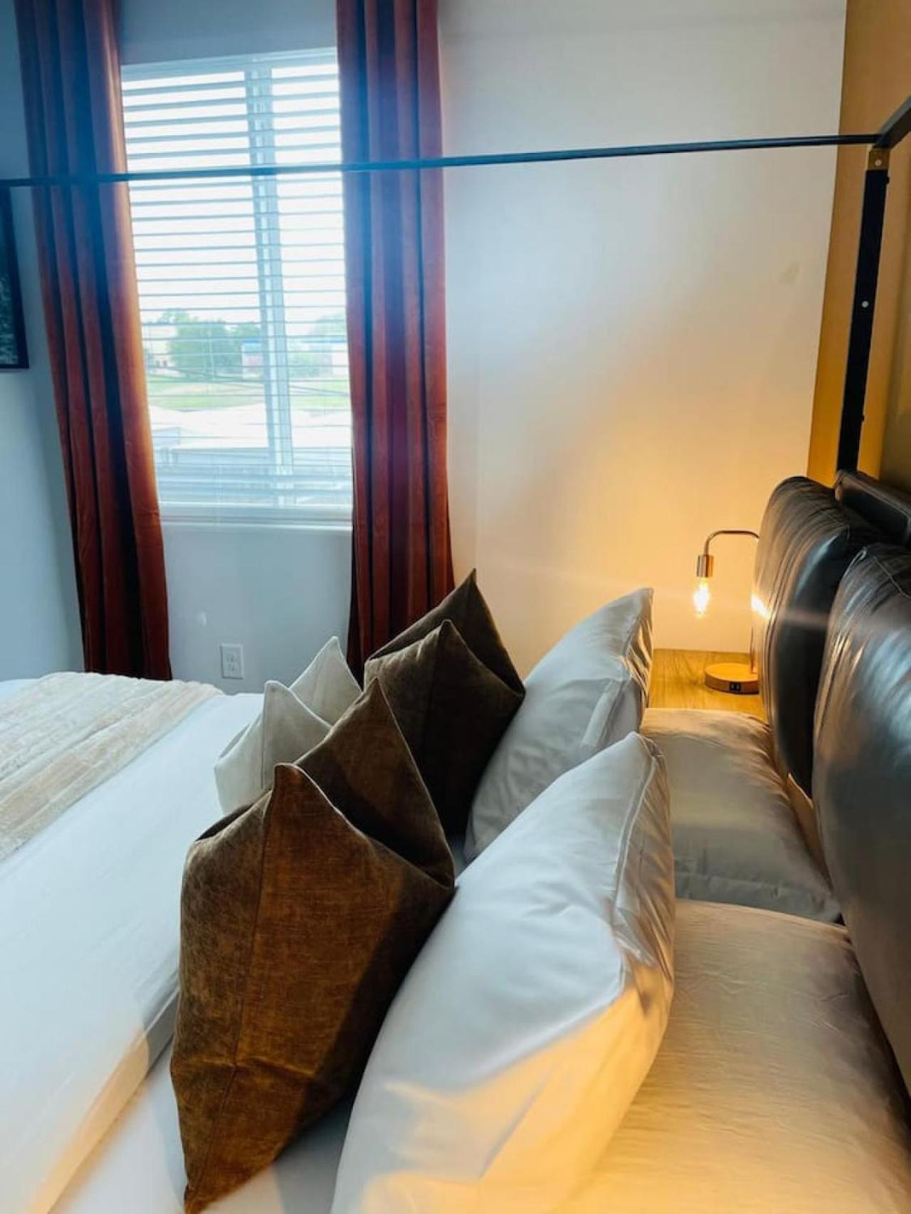Luxurious Hidden Gem - Downtown Access - Balcony
