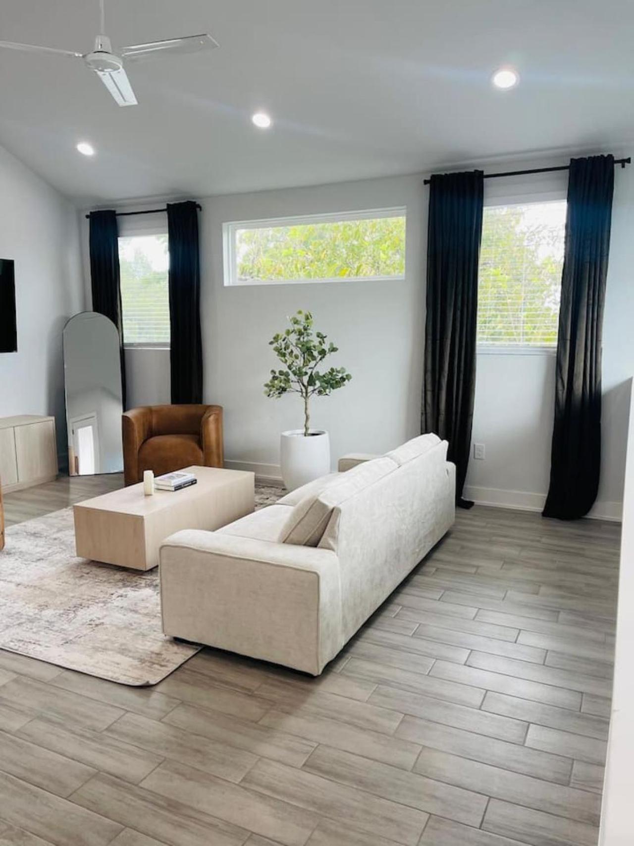 Luxurious Hidden Gem - Downtown Access - Balcony Holiday home Austin