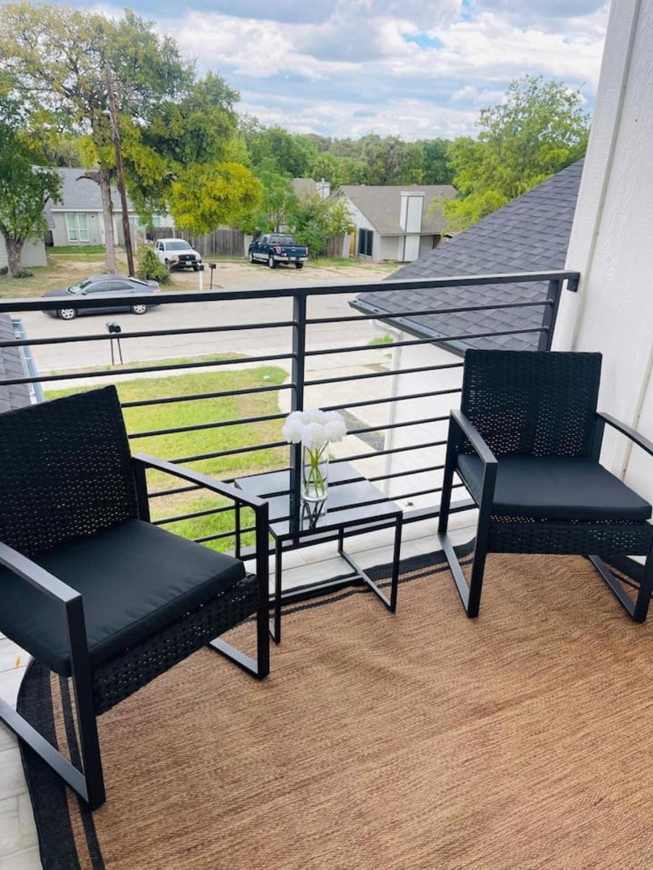Luxurious Hidden Gem - Downtown Access - Balcony *