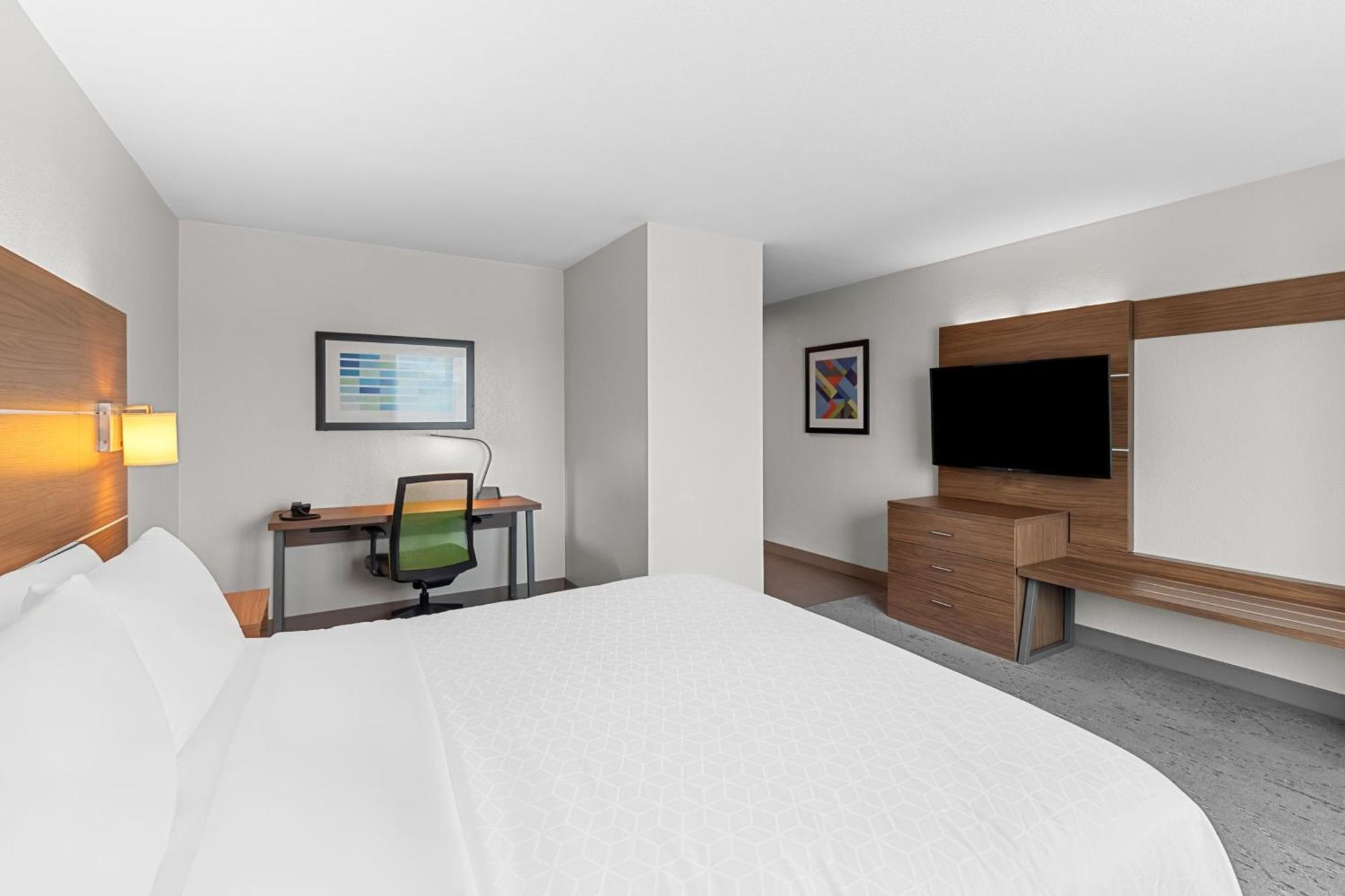 Express & Sw - Sunset Valley, And Ihg Hotel 3*
