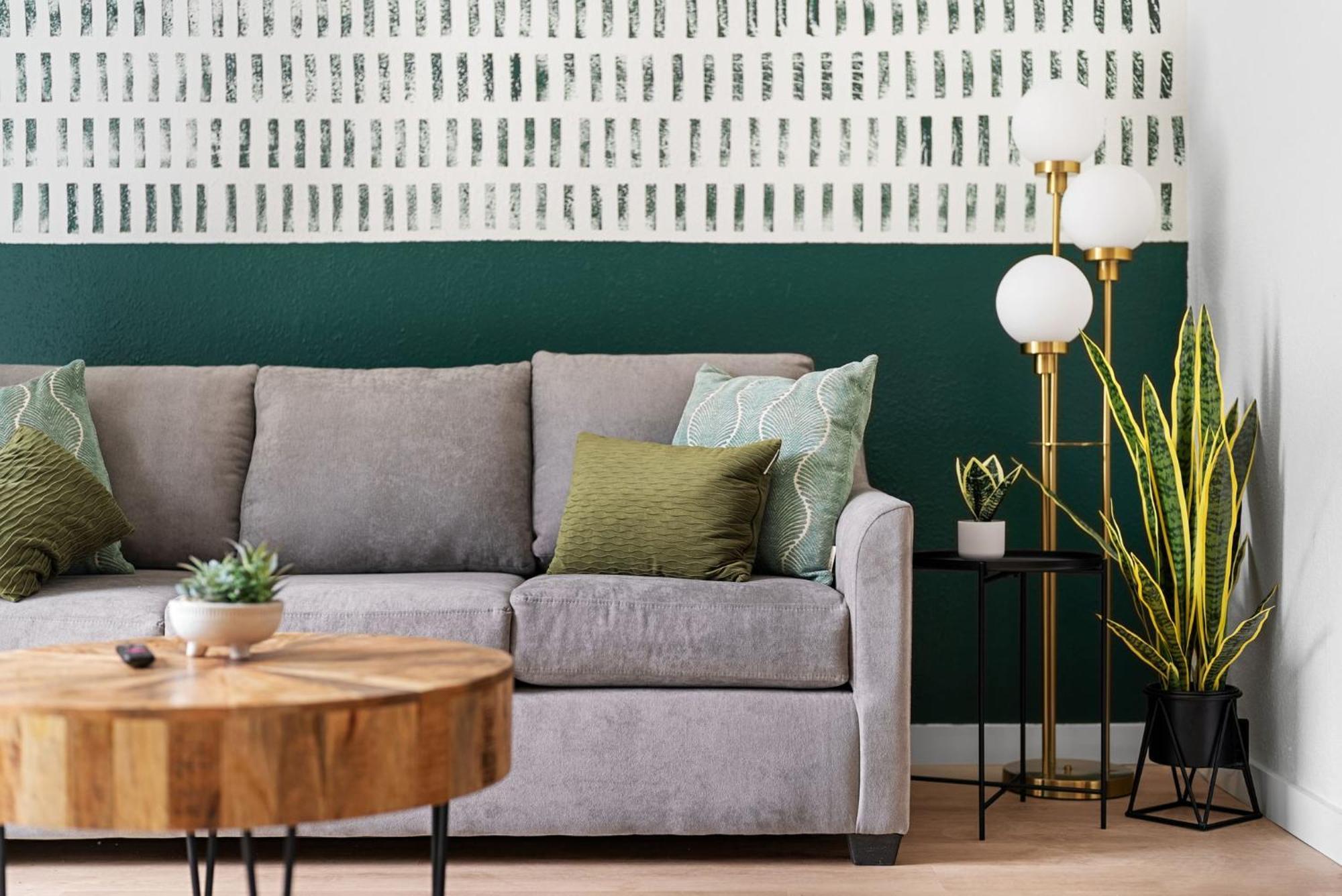 Apartment Mcm By Soco,sola With Patio