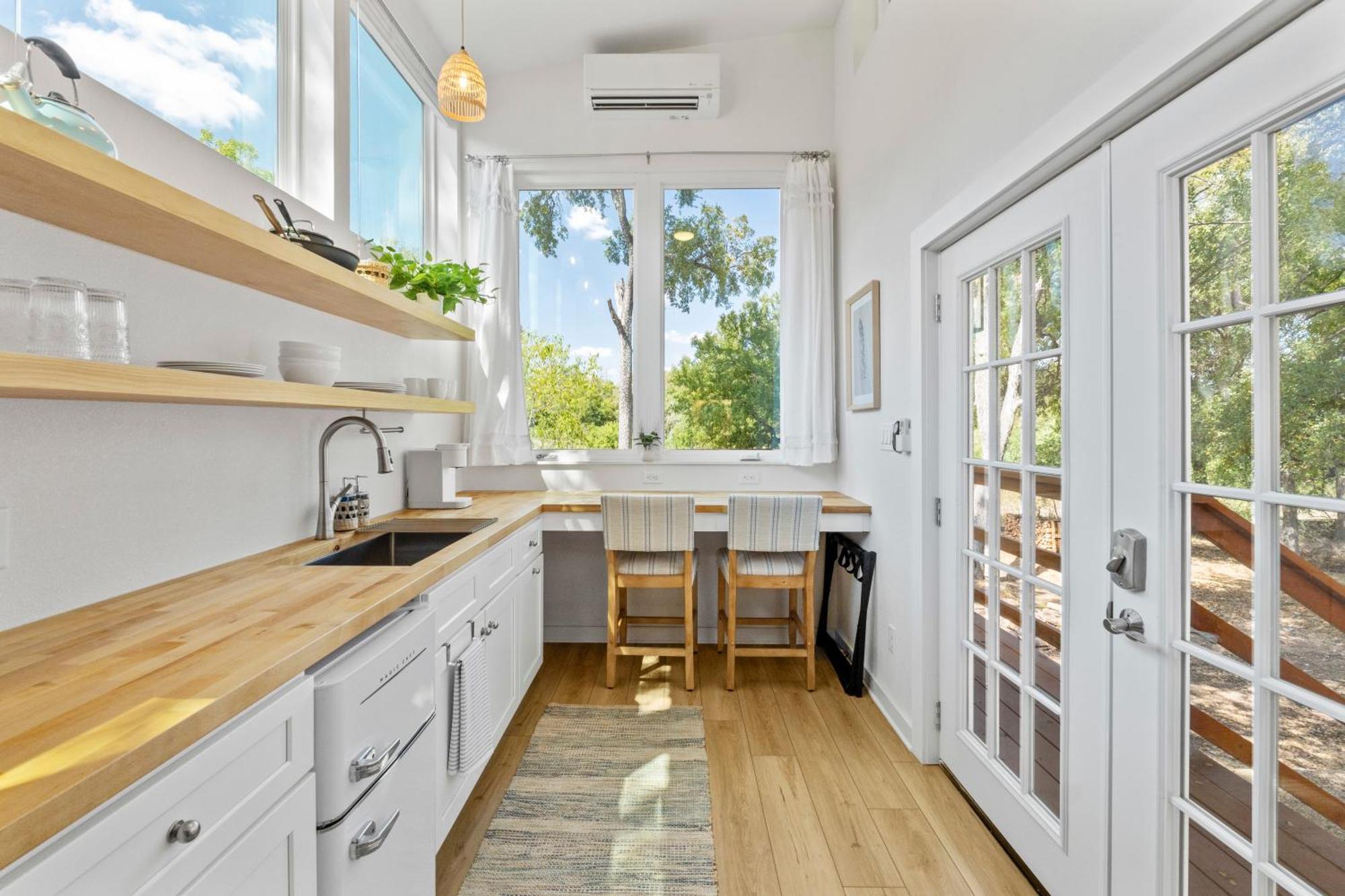 Extended Haven Notch Deck With Greenbelt Views Austin