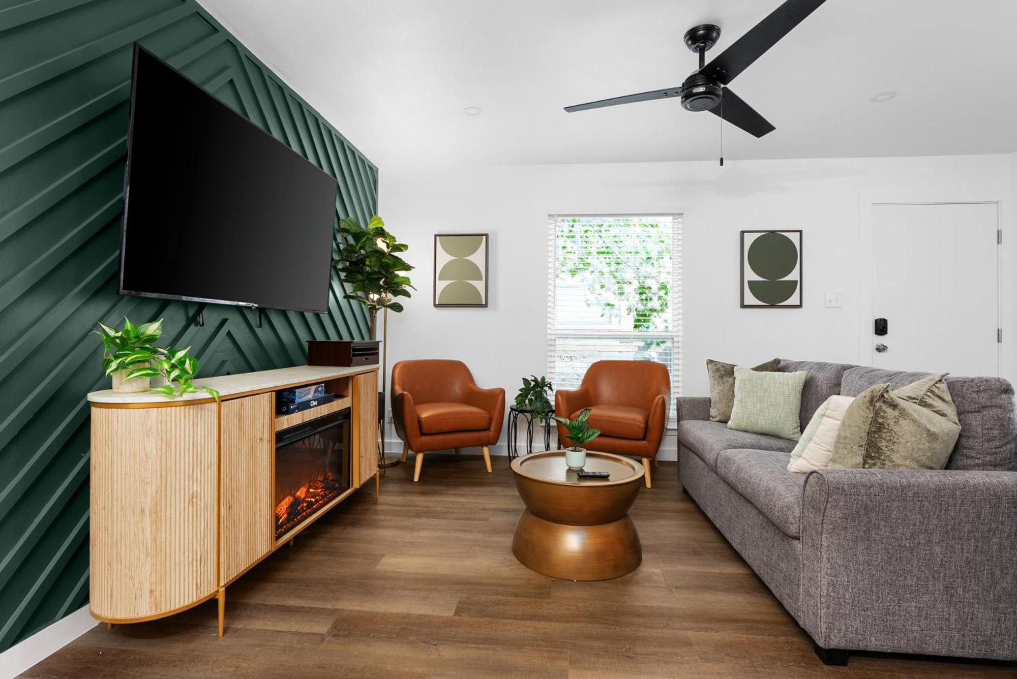 Downtown - Workspace, Near Soco 2br