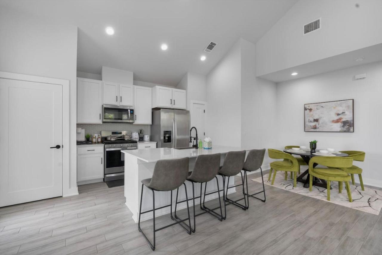 Holiday home Mega Sized Luxury - Up To 24 Ppl - Downtown Access *