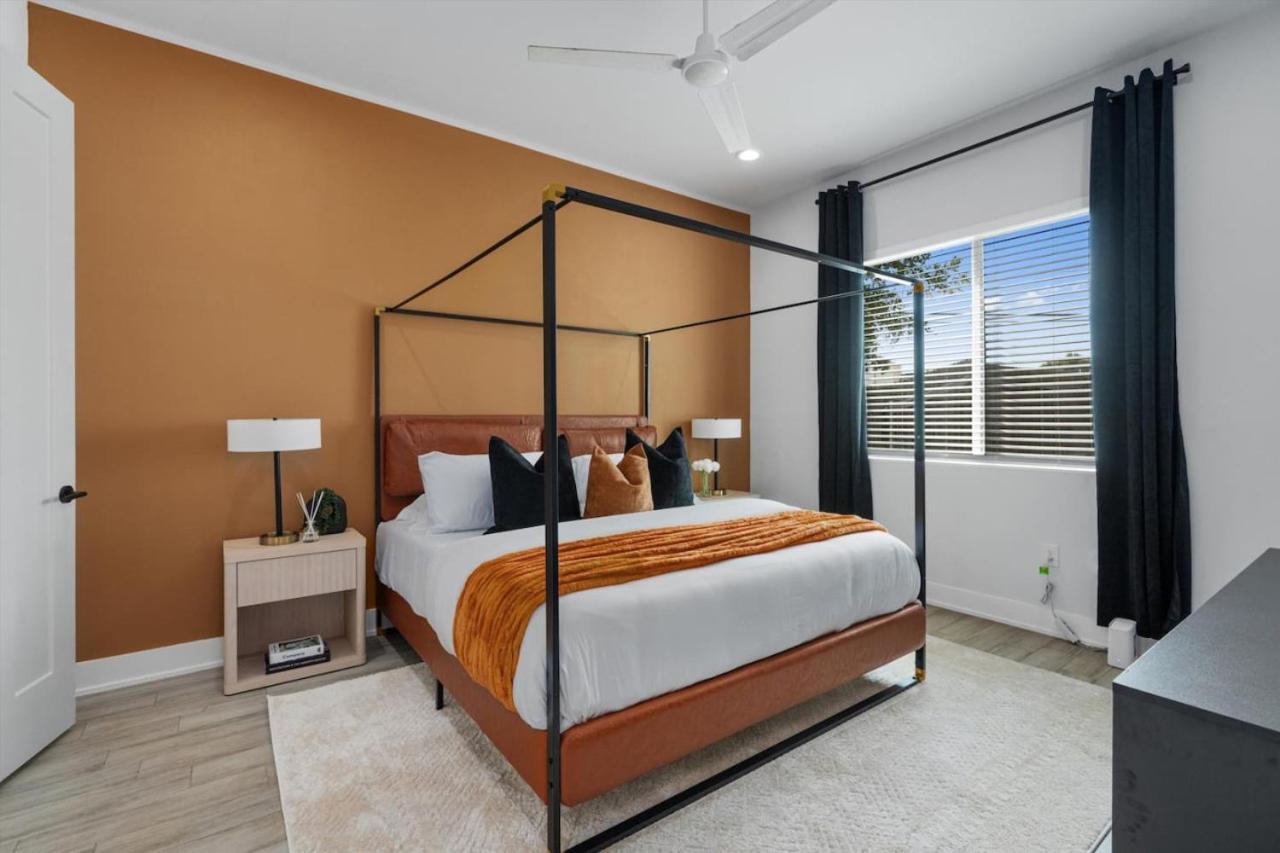 Holiday home Mega Sized Luxury - Up To 24 Ppl - Downtown Access