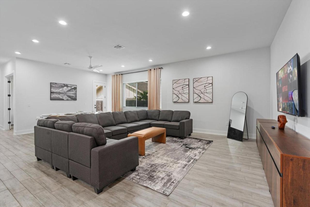 Holiday home Mega Sized Luxury - Up To 24 Ppl - Downtown Access