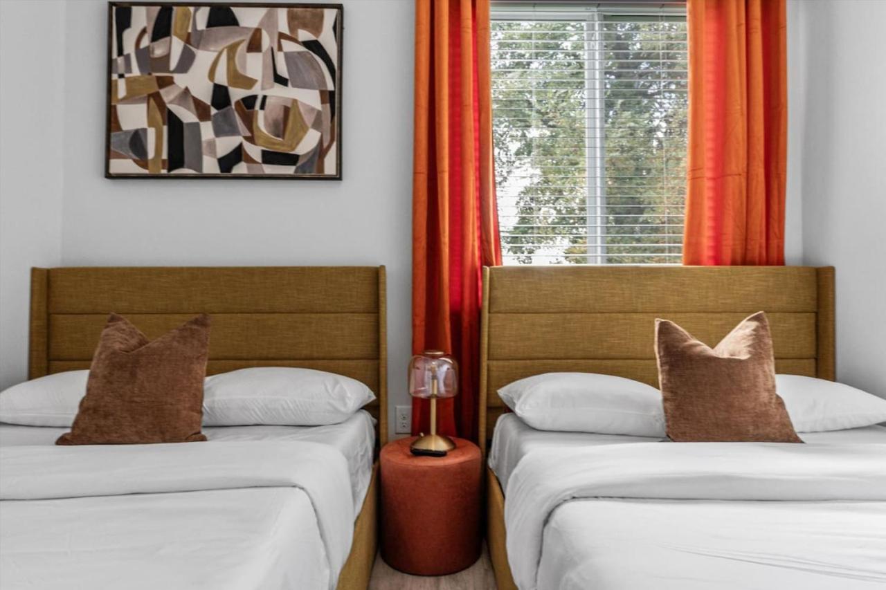 Holiday home Mega Sized Luxury - Up To 24 Ppl - Downtown Access *
