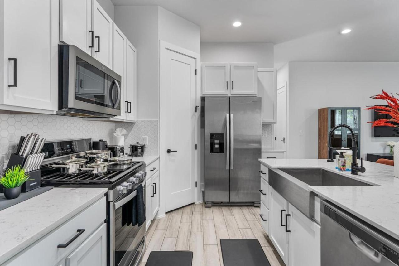 Holiday home Mega Sized Luxury - Up To 24 Ppl - Downtown Access