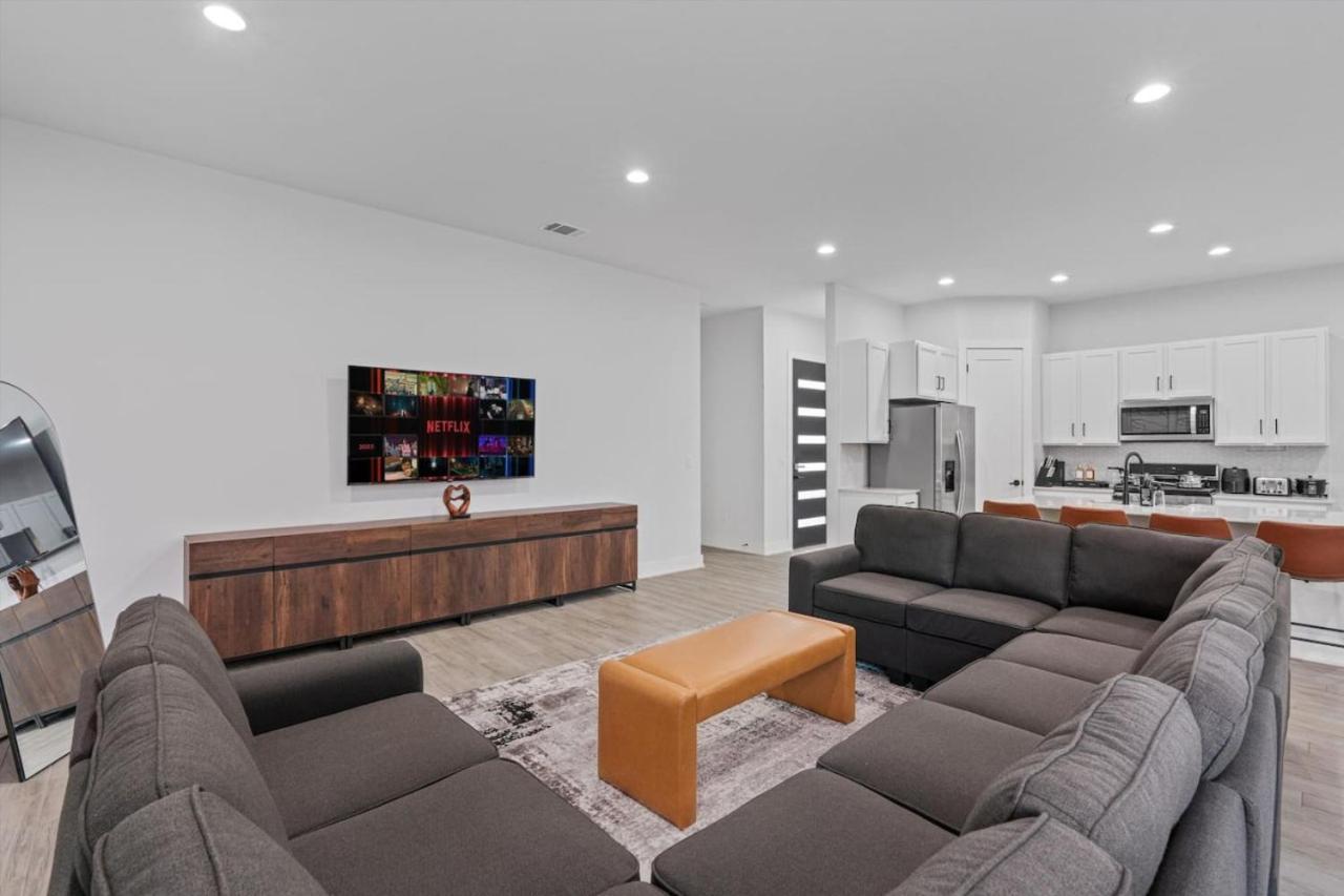 Holiday home Mega Sized Luxury - Up To 24 Ppl - Downtown Access *