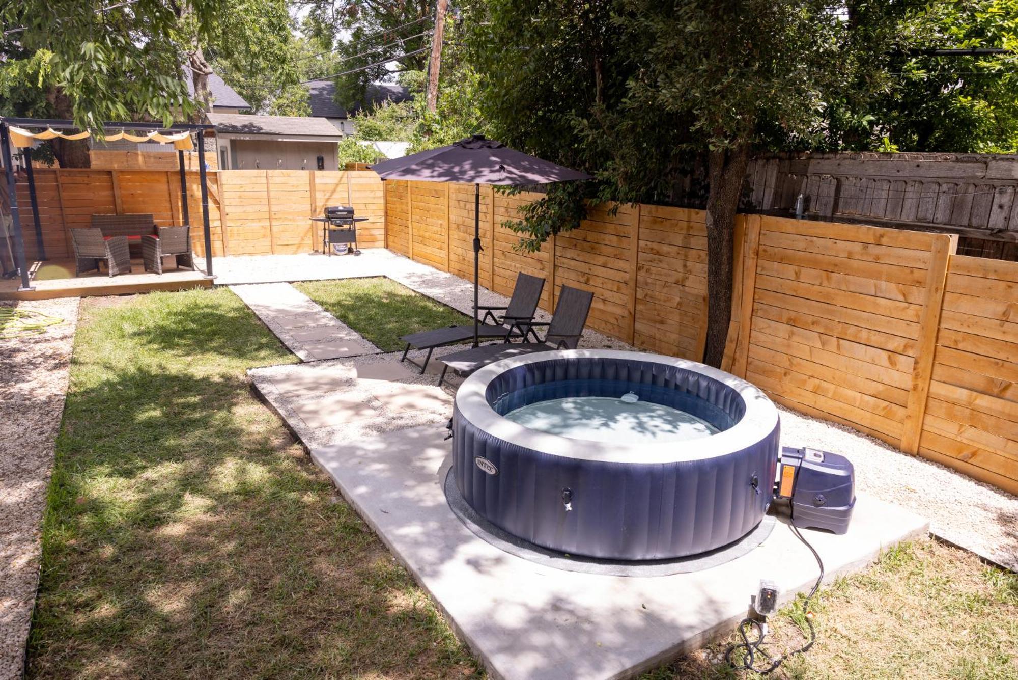 Luxe Retreat, Modern Gem With Private Backyard Oasis Holiday home *