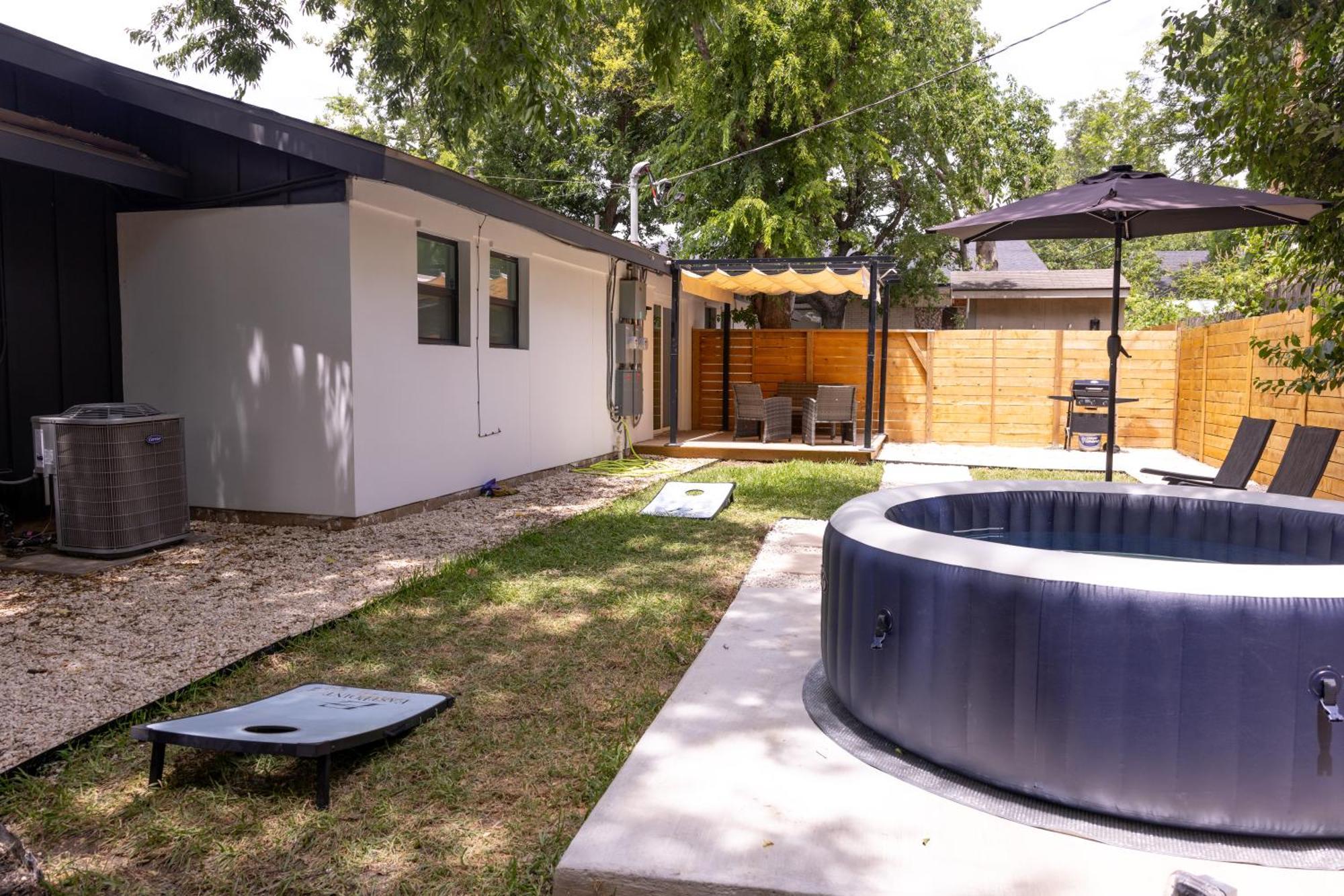 Luxe Retreat, Modern Gem With Private Backyard Oasis