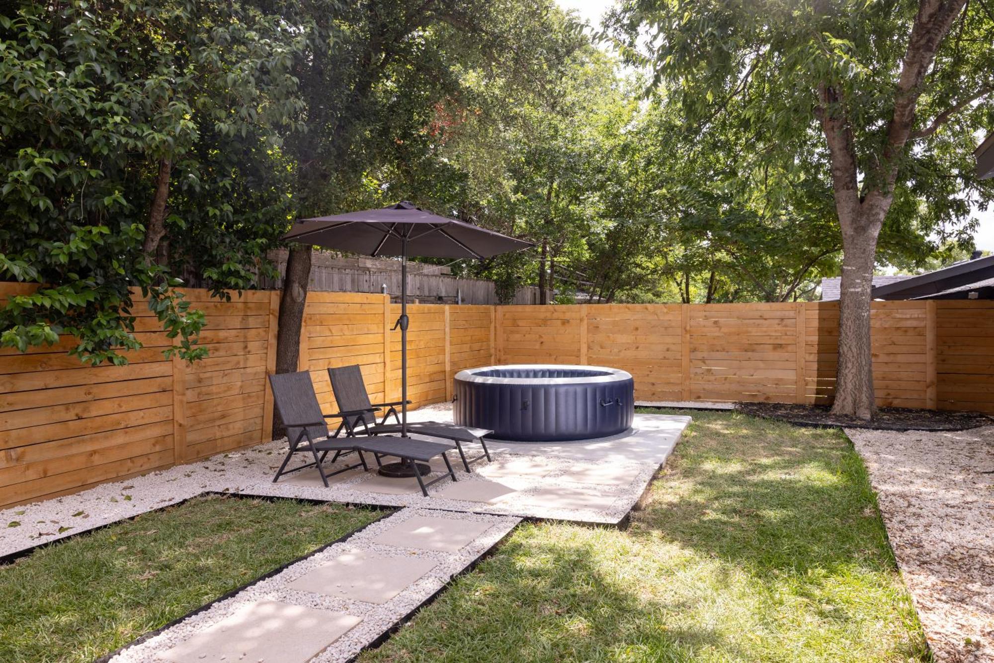 Luxe Retreat, Modern Gem With Private Backyard Oasis Holiday home Austin