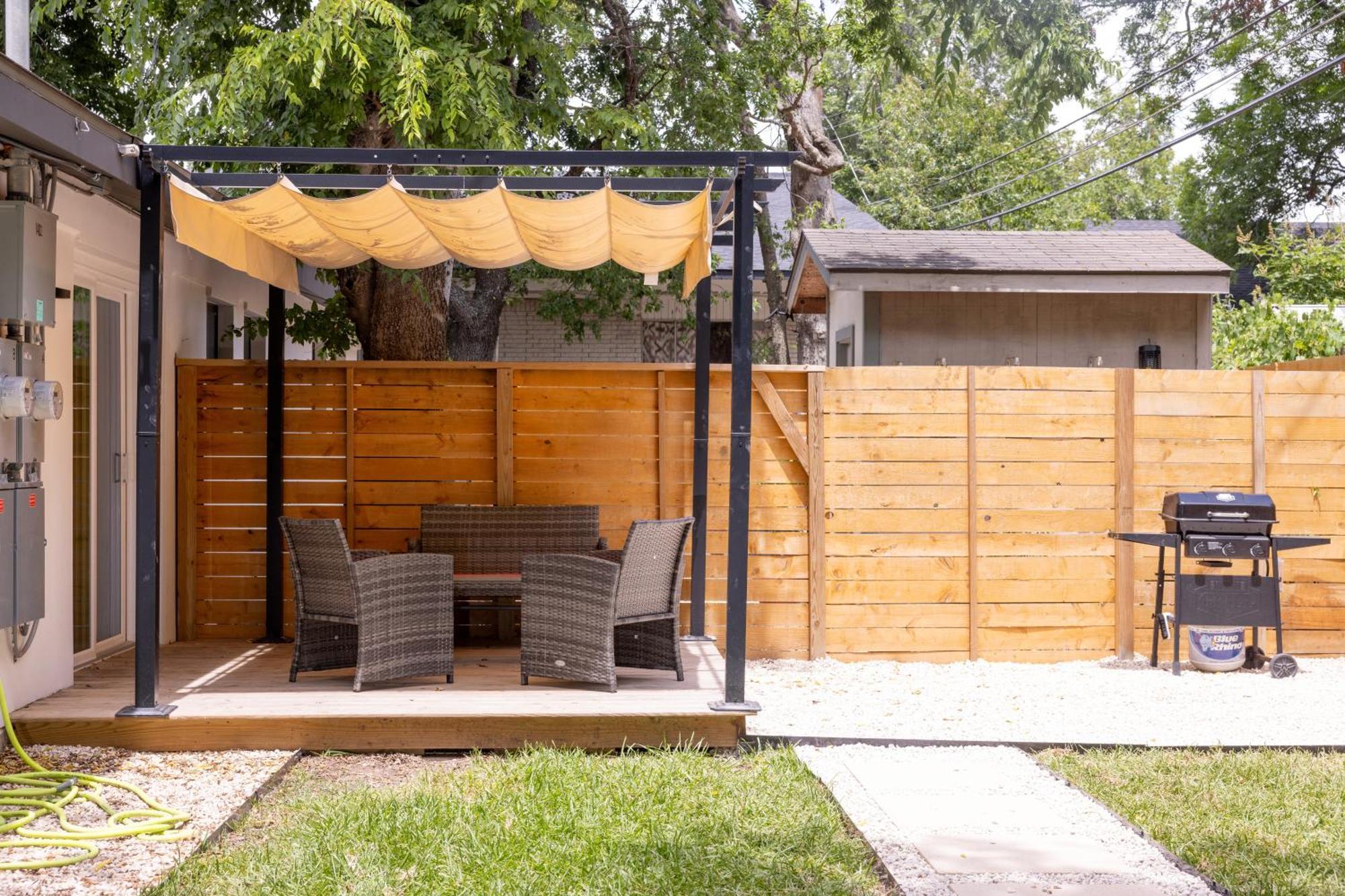Luxe Retreat, Modern Gem With Private Backyard Oasis Austin