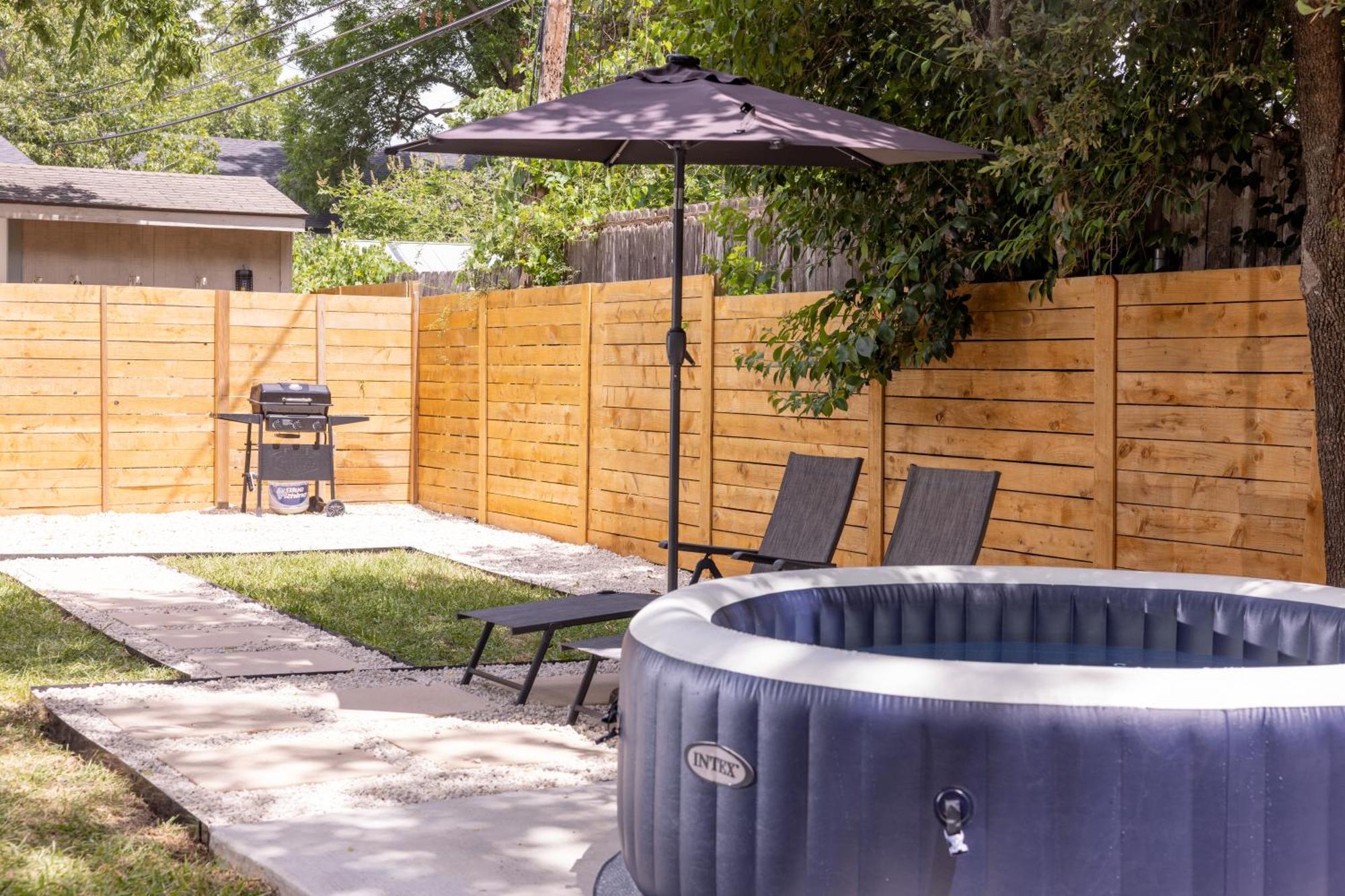 Luxe Retreat, Modern Gem With Private Backyard Oasis * Austin
