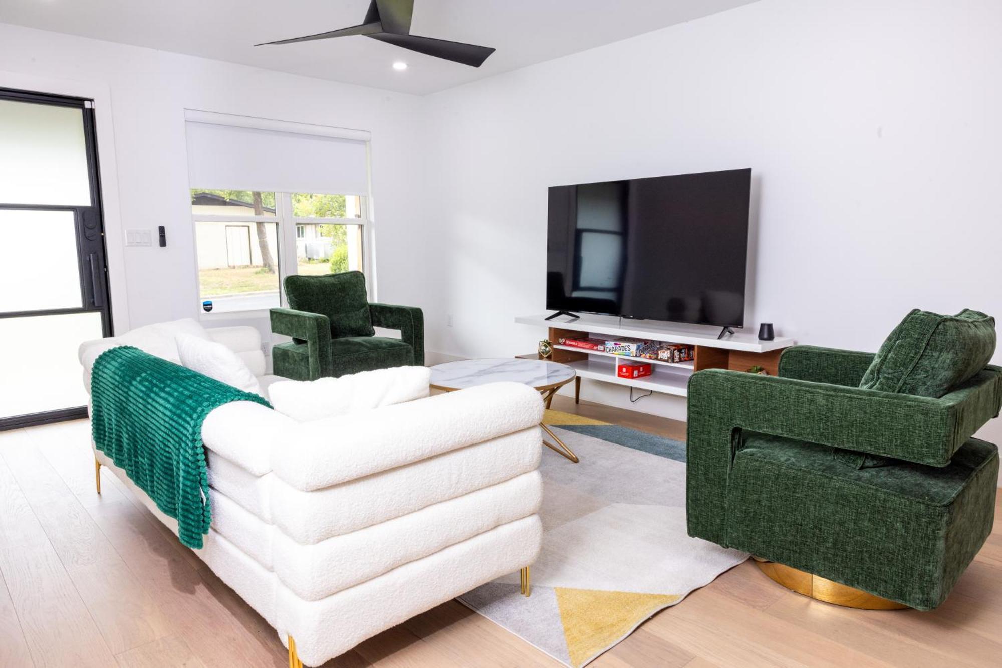 Luxe Retreat, Modern Gem With Private Backyard Oasis Holiday home *