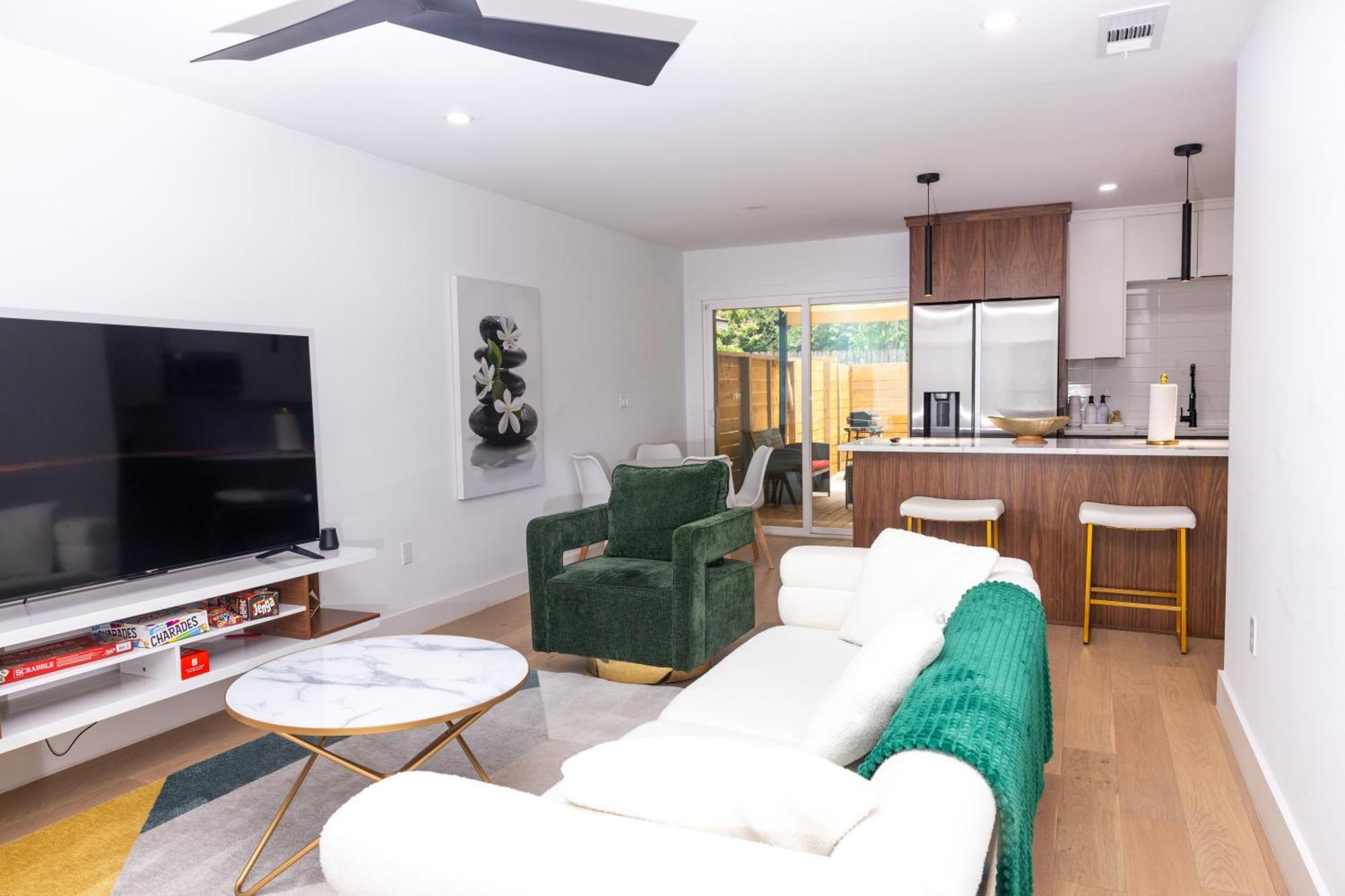 Luxe Retreat, Modern Gem With Private Backyard Oasis * Austin