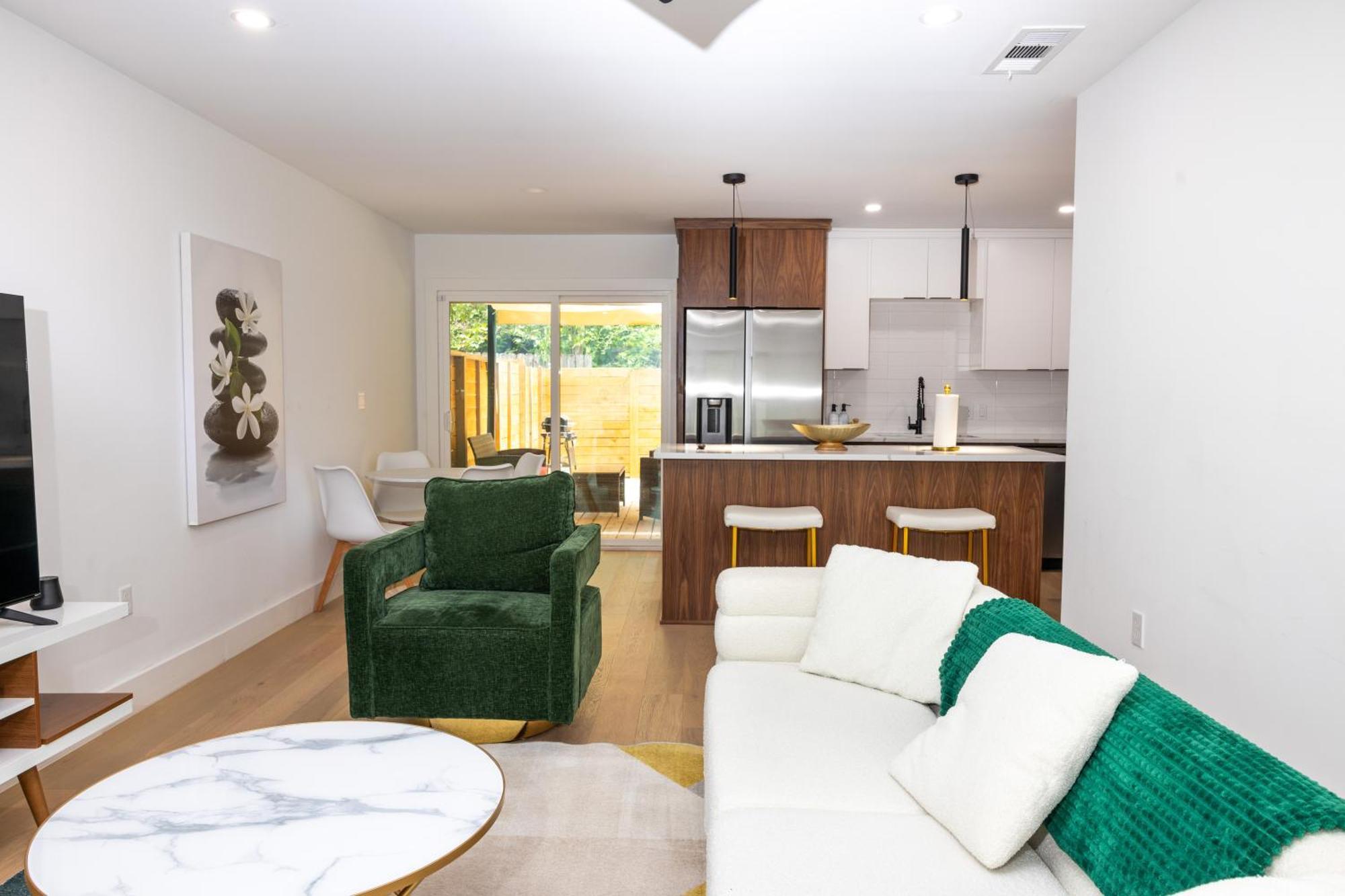 Holiday home Luxe Retreat, Modern Gem With Private Backyard Oasis *
