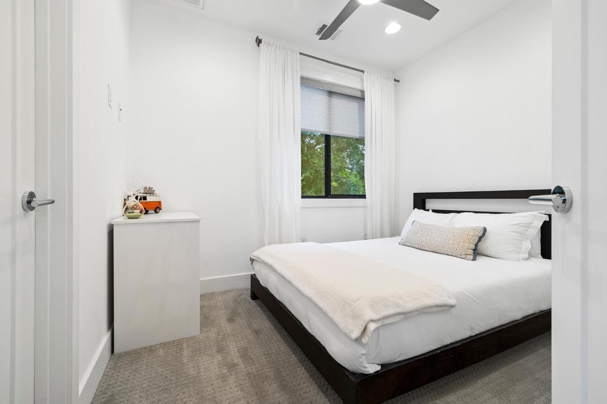 East Side Haven - Blocks From Local Food Legends Holiday home