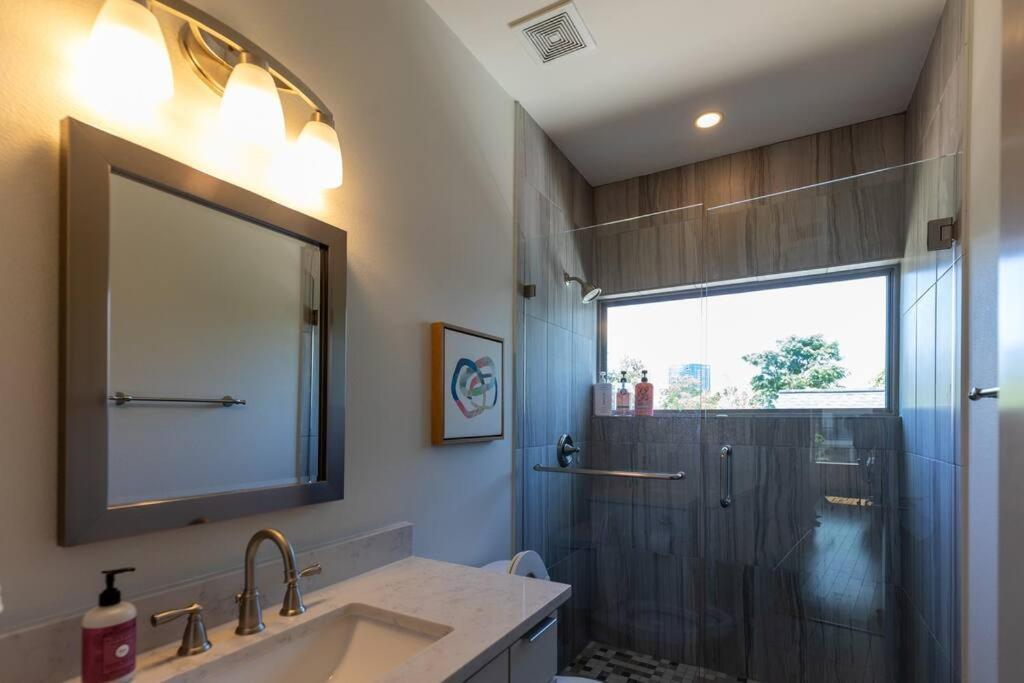 Luxury Modern In Dt Holiday home Austin