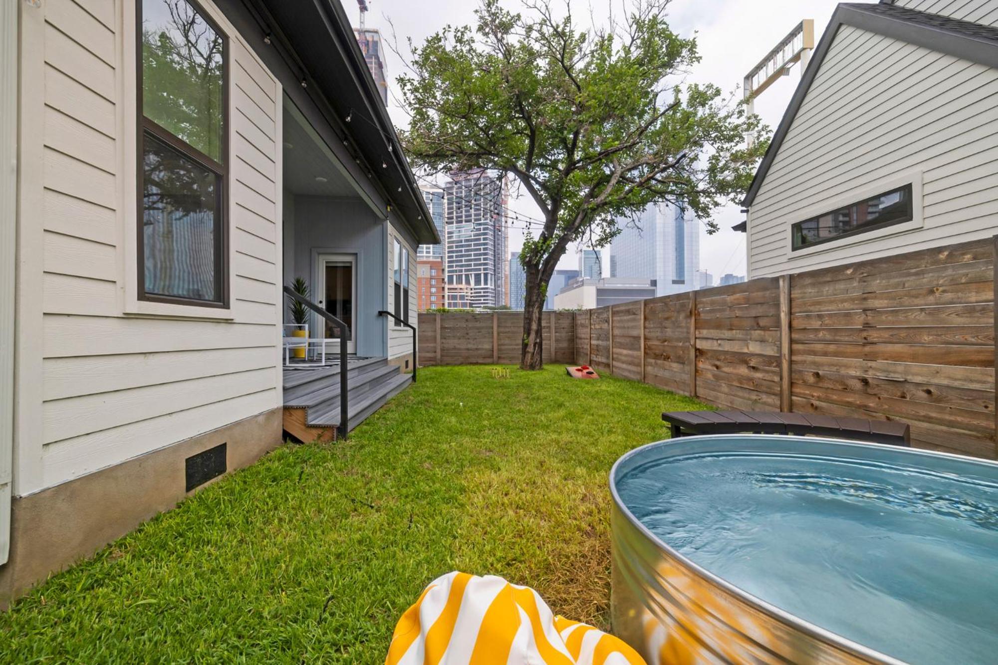 Rainey St Retreat - Cowboy Pool & Urban Chic *