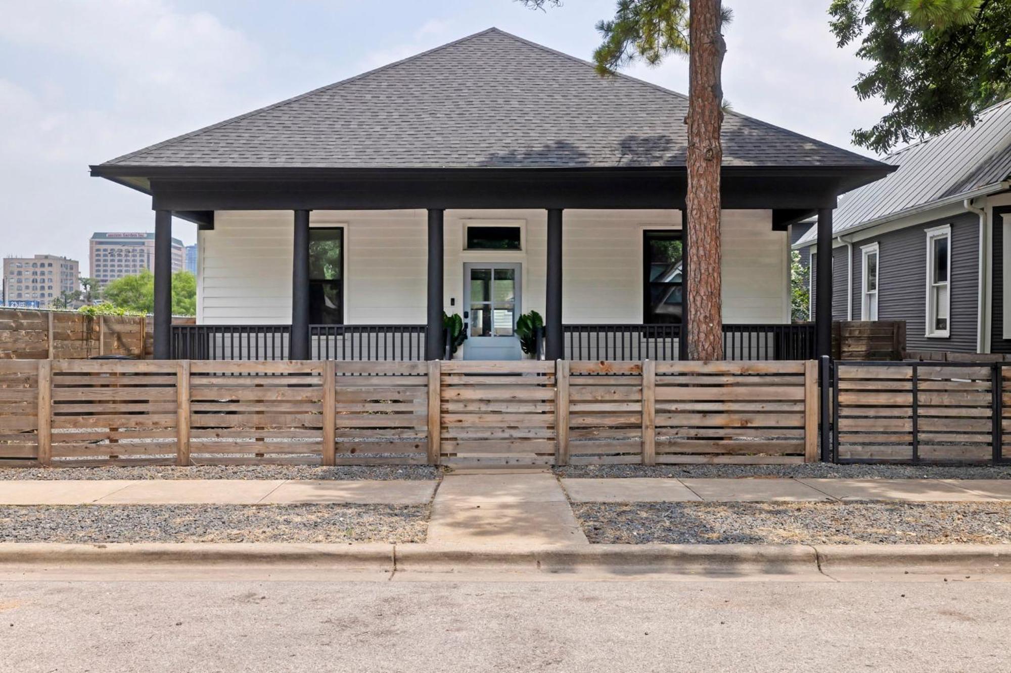 Rainey St Retreat - Cowboy Pool & Urban Chic *