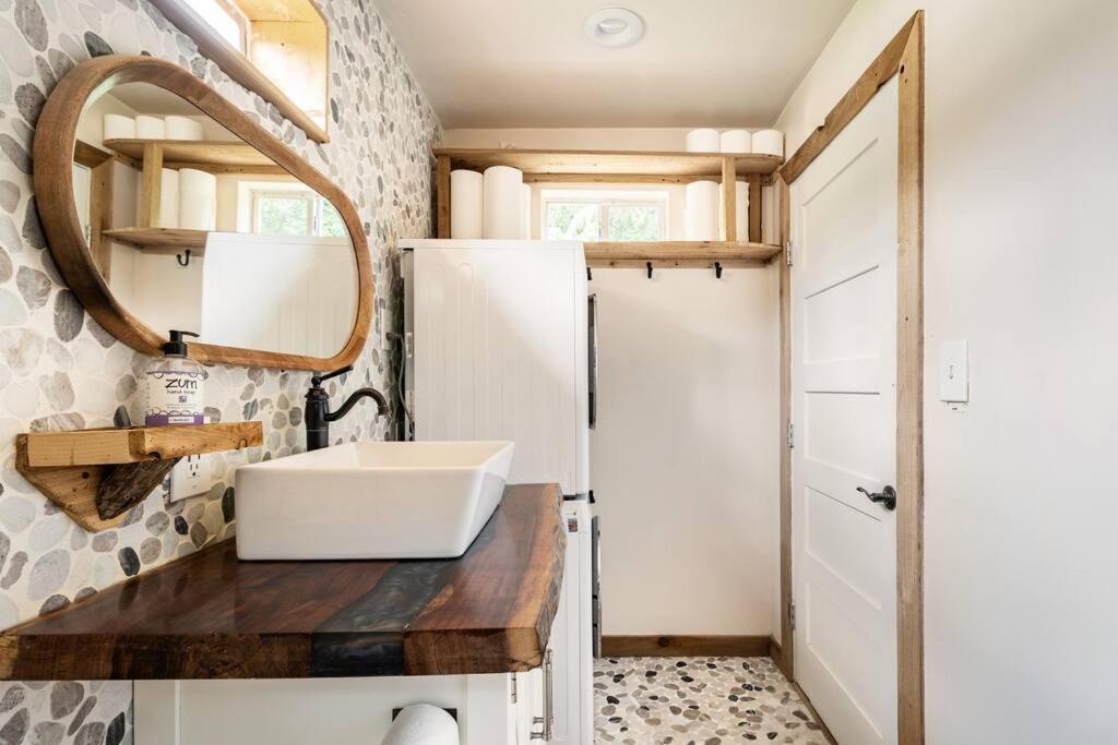 Cozy Coop Casita - Travis-hot Tub-tiny House Holiday home *