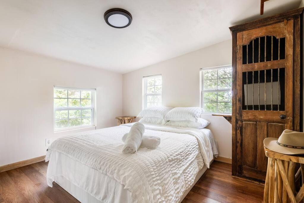 Cozy Coop Casita - Travis-hot Tub-tiny House Holiday home Austin