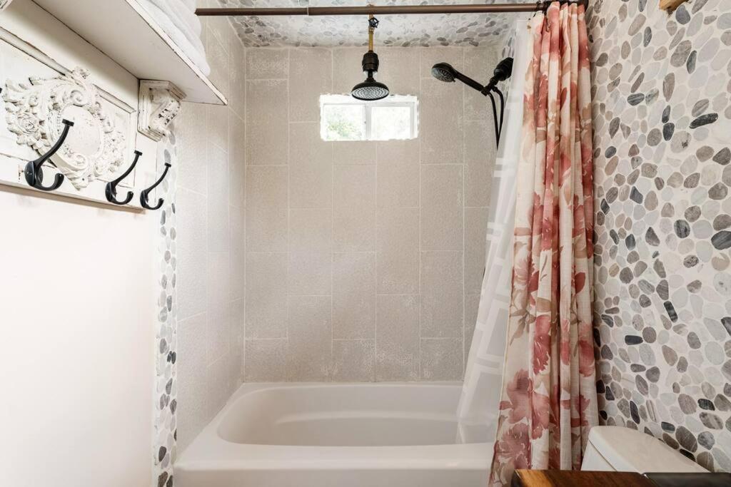 Holiday home Cozy Coop Casita - Travis-hot Tub-tiny House Austin