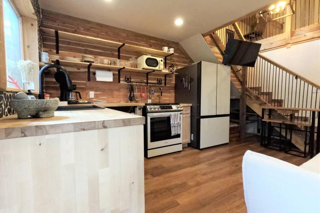 Cozy Coop Casita - Travis-hot Tub-tiny House