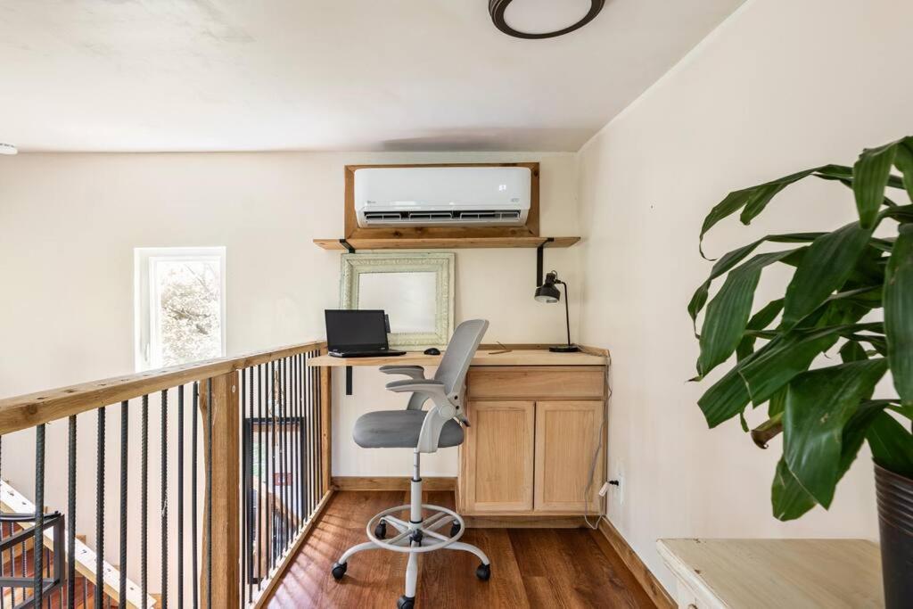 Cozy Coop Casita - Travis-hot Tub-tiny House Holiday home *