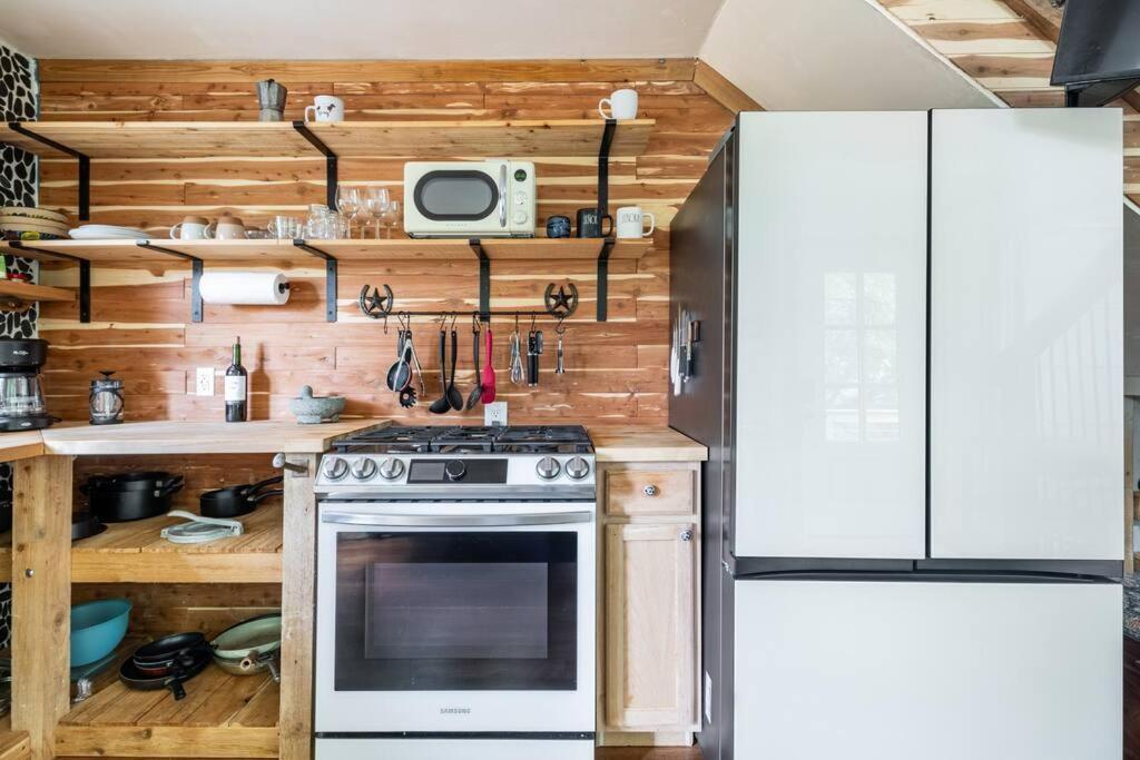 Cozy Coop Casita - Travis-hot Tub-tiny House Holiday home *