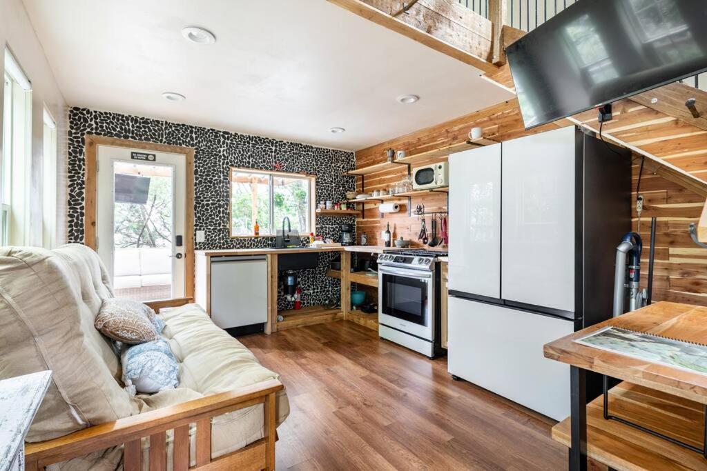 Cozy Coop Casita - Travis-hot Tub-tiny House Austin