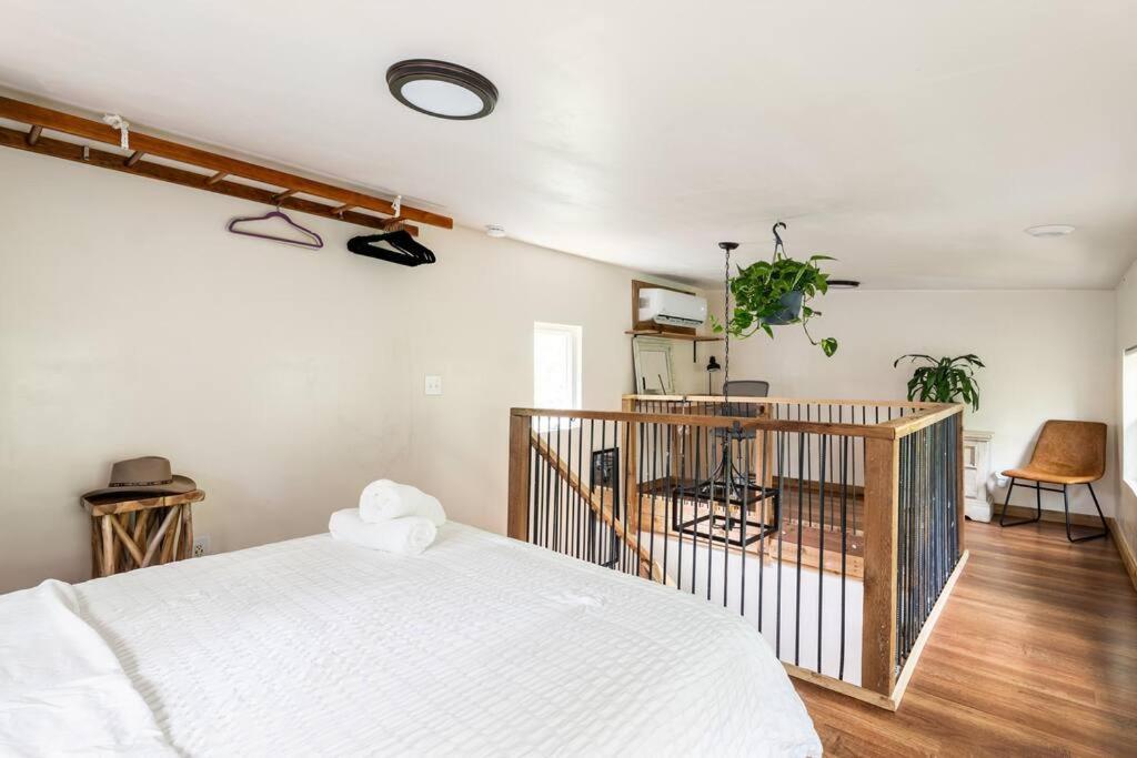 Cozy Coop Casita - Travis-hot Tub-tiny House Holiday home